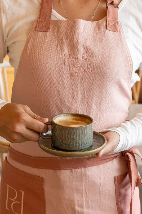 Capuchino servido con mandil Pan & Pétalo